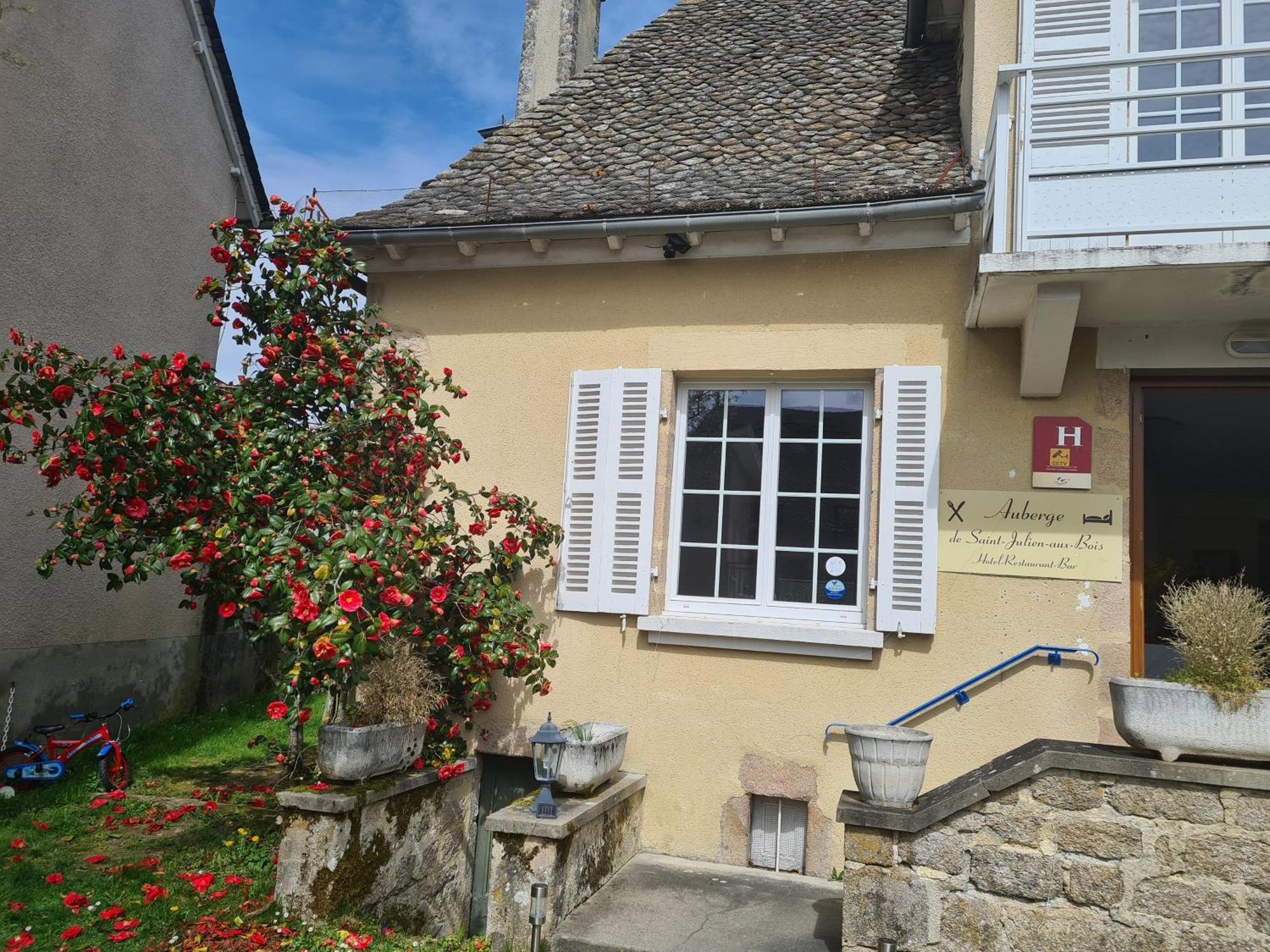 Hotel Saint Julien Aux Bois Экстерьер фото